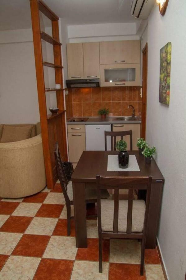 Apartmani Skver Sanja แฮร์เซ็ก-โนวี ภายนอก รูปภาพ